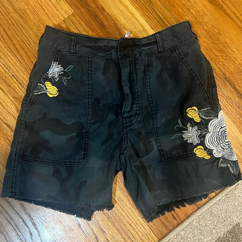 Free People women size 0 dark green camouflage floral embroidered shorts